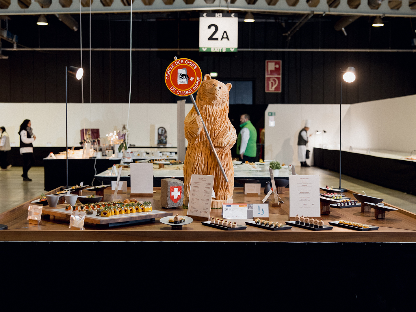 Der Ausstellungstisch des Berner Regionalteams.