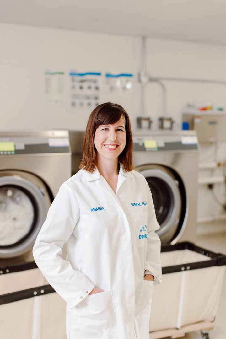 Ecolab Mitarbeiterin in hoteleigener Wäscherei