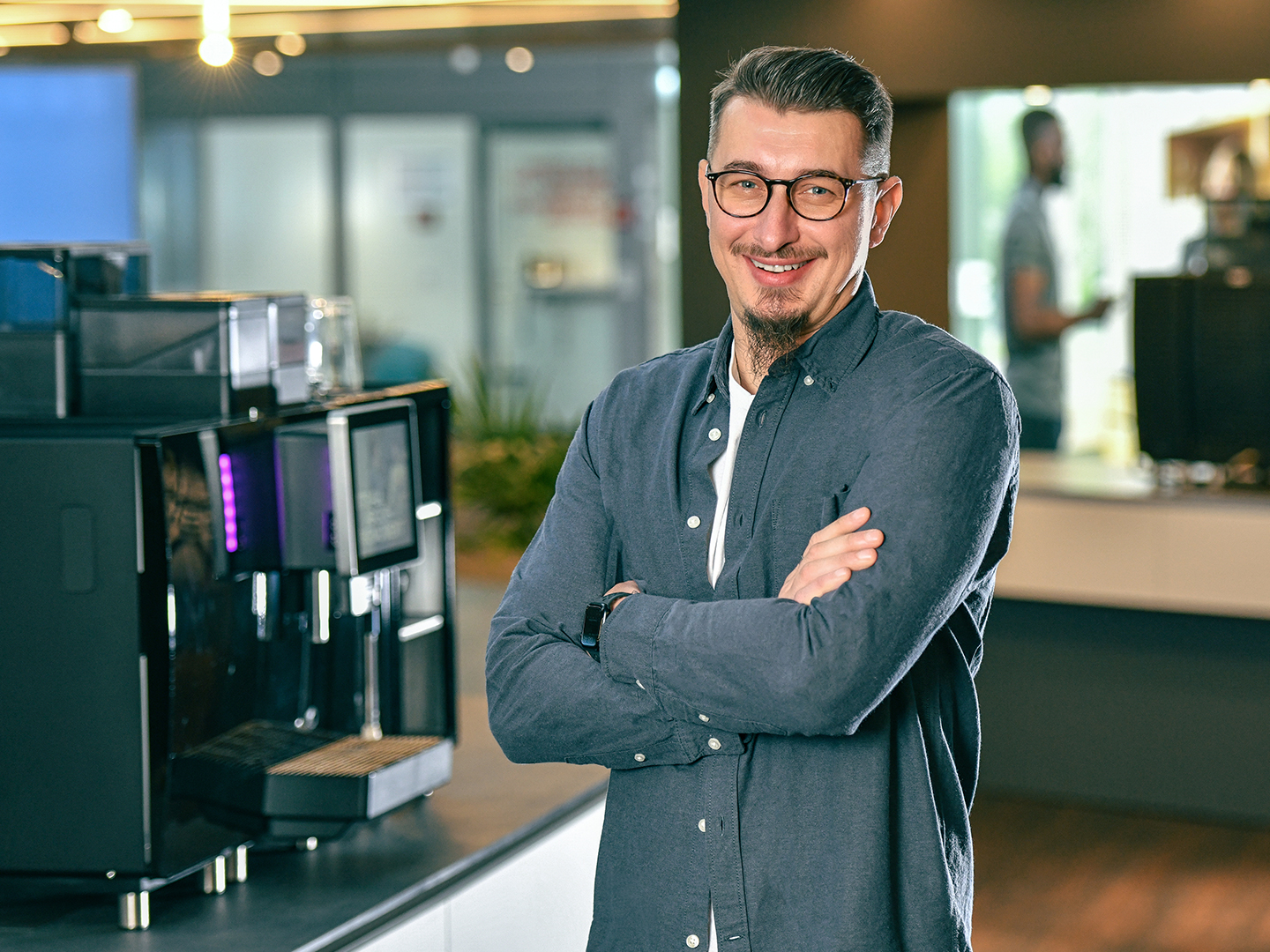 Wojciech Tysler als neuer Markenbotschafter für Franke Coffee Systems im Showroom am Hauptsitz von Franke.