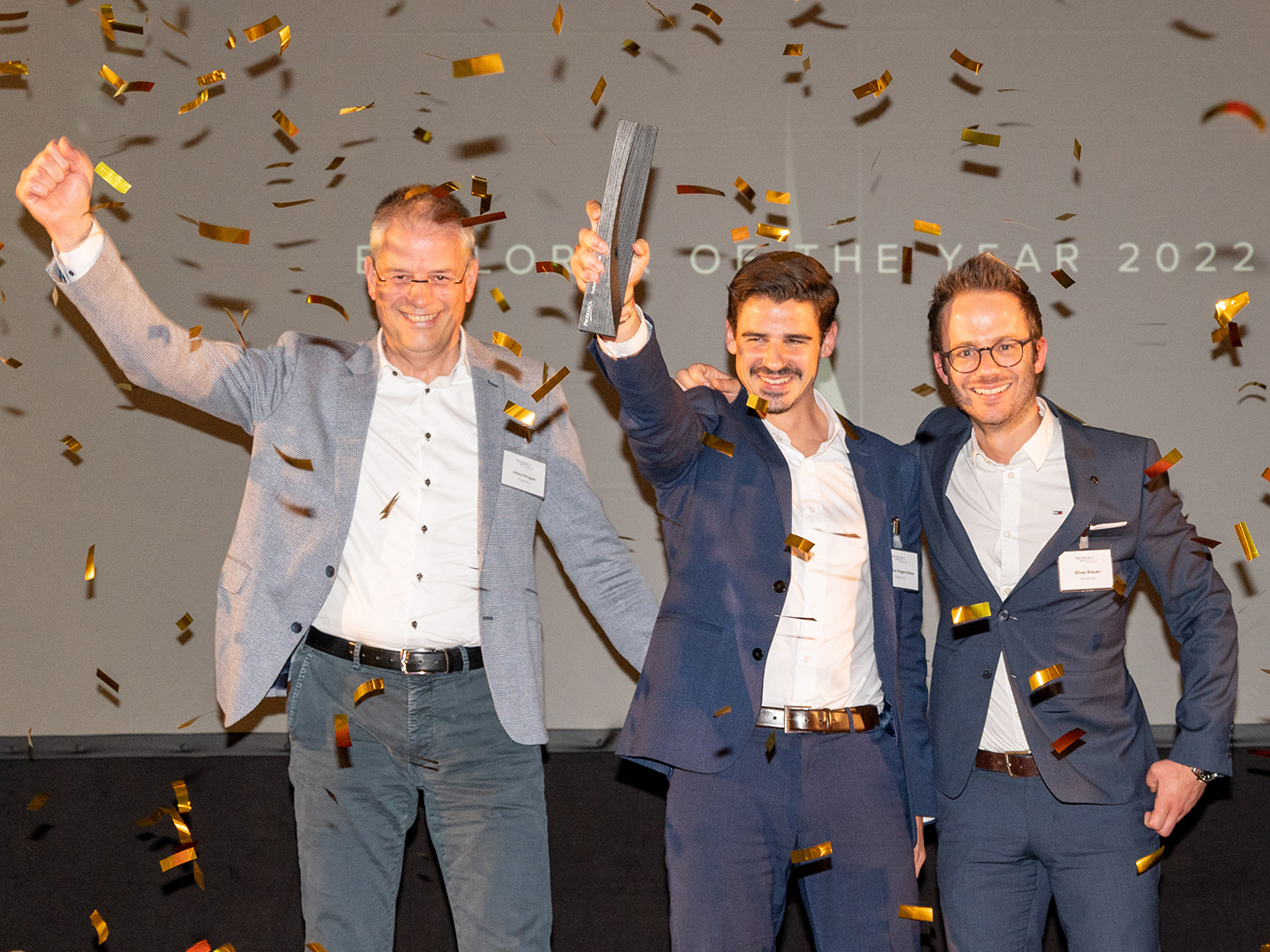 Erland Brügger, CEO Rivella Group und das ganze Enertea-Team freuen sich über die Auszeichnung «Explorer Award» 2022, die am 3.11.2022 in Interlaken von Promarca verliehen wurde.