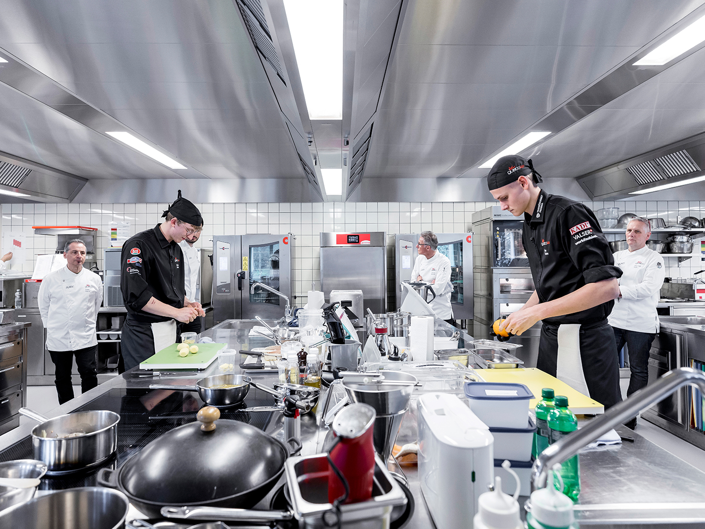 Das Finalkochen von «gusto22» in der Küche der Berufsschule Baden (BBB).