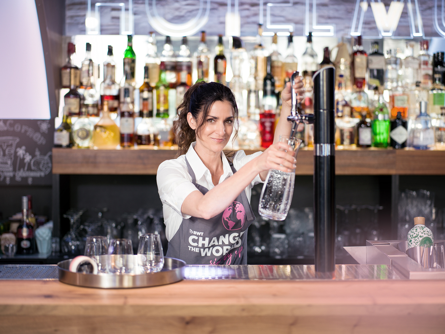Mit der BWT WasserBar müssen Sie sich nicht mehr um die Kühlung oder die Logistik der Flaschen kümmern. Sie können das Wasser direkt in eleganten Glaskaraffen und Gläsern zapfen und Ihren Gästen servieren.