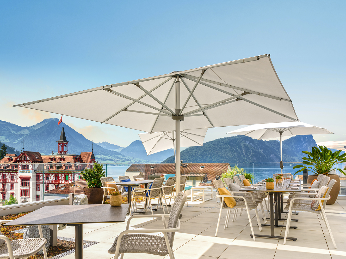 In Vitznau wurde das Neuro Campus Hotel «Das Morgen» komplett von Hunn möbliert und mit grossflächigen Mittelstockschirmen von Glatz beschattet.