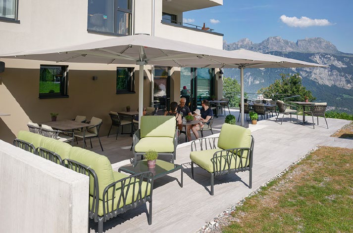 Das Restaurant Mätz Dine auf dem Flumserberg kombiniert gemütliche Loungemöbeln und Essgruppen von Hunn Gartenmöbel.