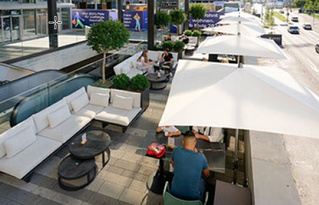 Die Gelateria Leonardo in Spreitenbach hat mit trendigem Loungemobiliar einladende Sitzbereiche geschaffen.