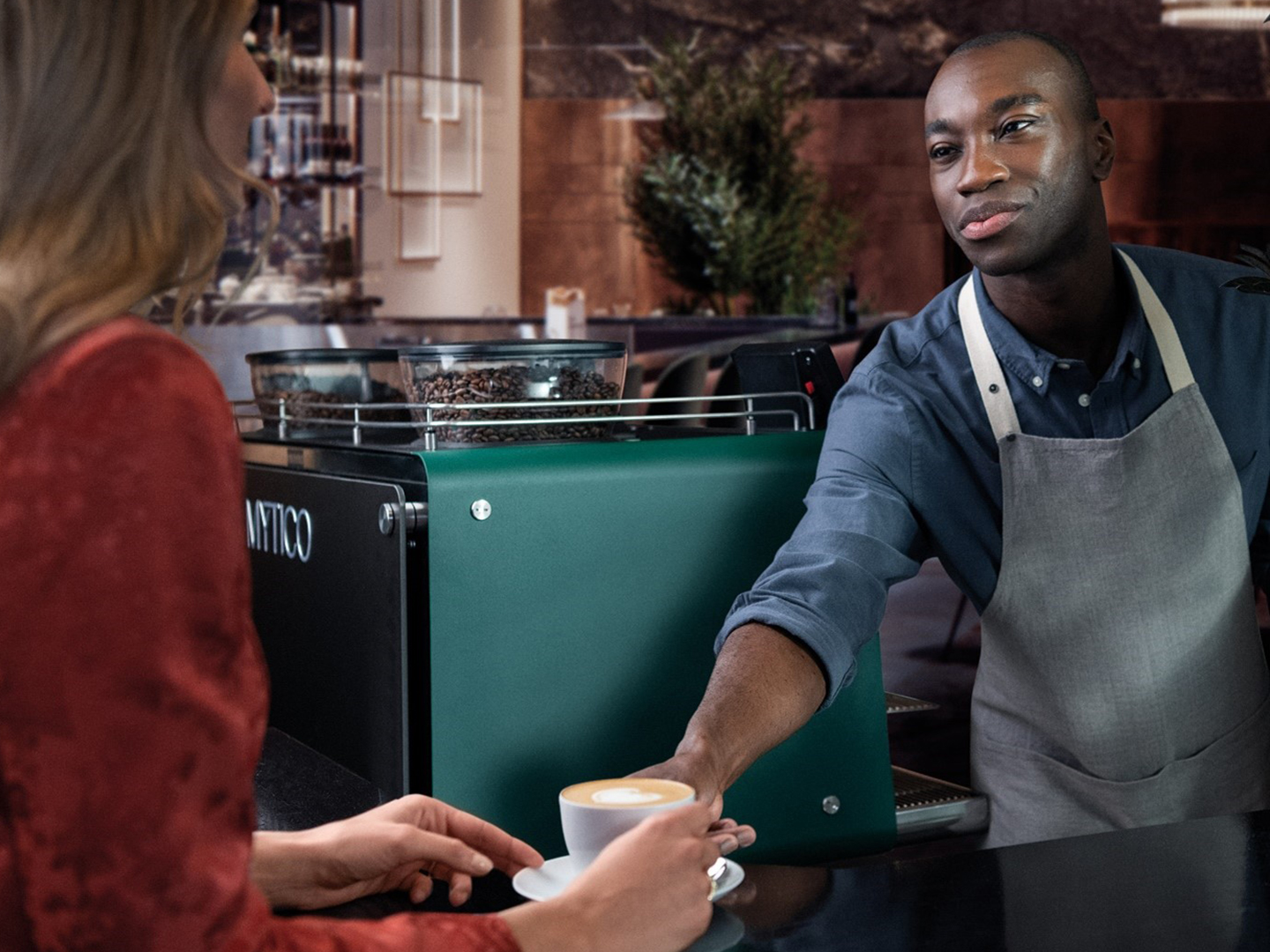 Die niedrige Höhe der Mytico fördert die Interaktion mit den Kunden und sorgt somit für unvergessliche Kaffeemomente.