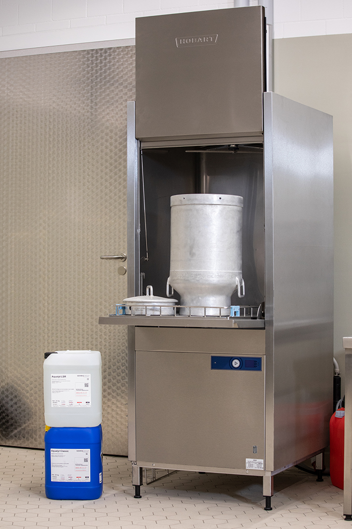 Die Hobart Universalspülmaschine PROFI UX-10A für umweltschonendes und wirtschaftliches Spülen.