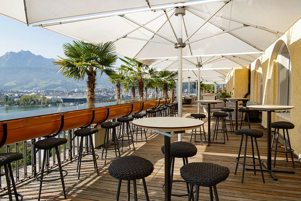 Im Montana Beach Club in Luzern versprüht der Barbereich mediterranes Sommerfeeling.