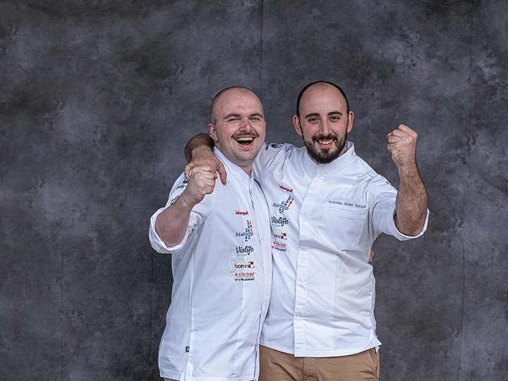 Antonio Amer Baqué – Sous Chef, Restaurant Facil**, The Mandala Hotel, Berlin neben Assistent Willy Breitlow (Commis de Cuisine, Restaurant Horváth**, Berlin)