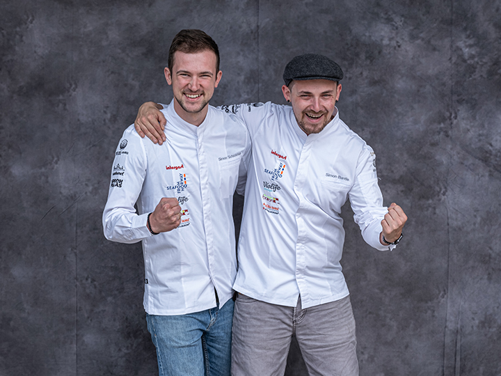 Simon Bantle – Sous Chef, EPOCA by Tristan Brandt*, Waldhaus Flims Wellness Resort und Spa, Flims, (CH) neben Assistent Simon Scheuerlein (Junior Chef, Bayrischer Hof Spalt, Spalt)