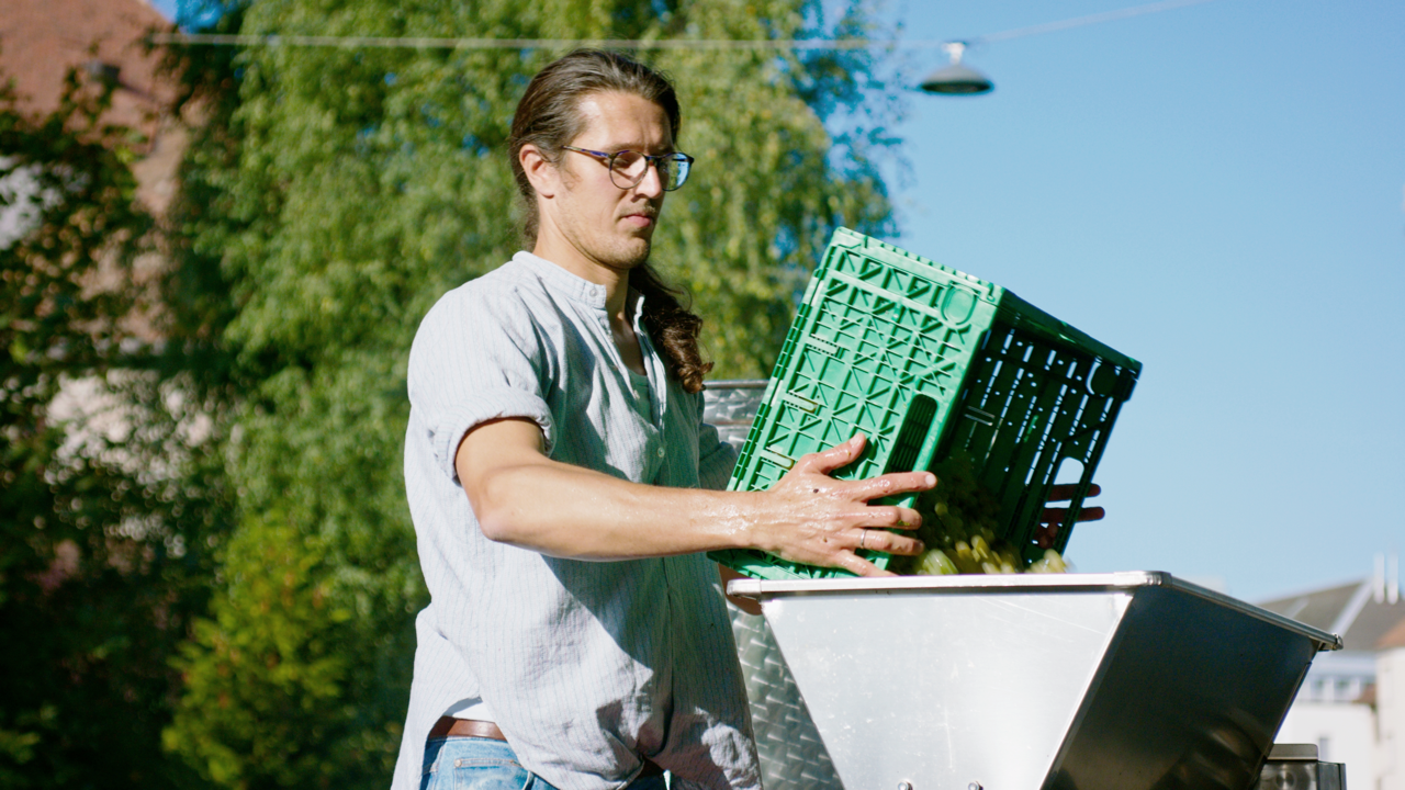 Philipp Grob setzt beim Weinbau auf traditionelle, schonende Methoden.