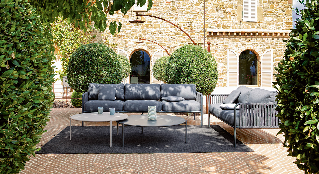 Die Gartenlounge Bilbao überzeugt mit der Materialkombination aus Aluminium und Rope-Geflecht.