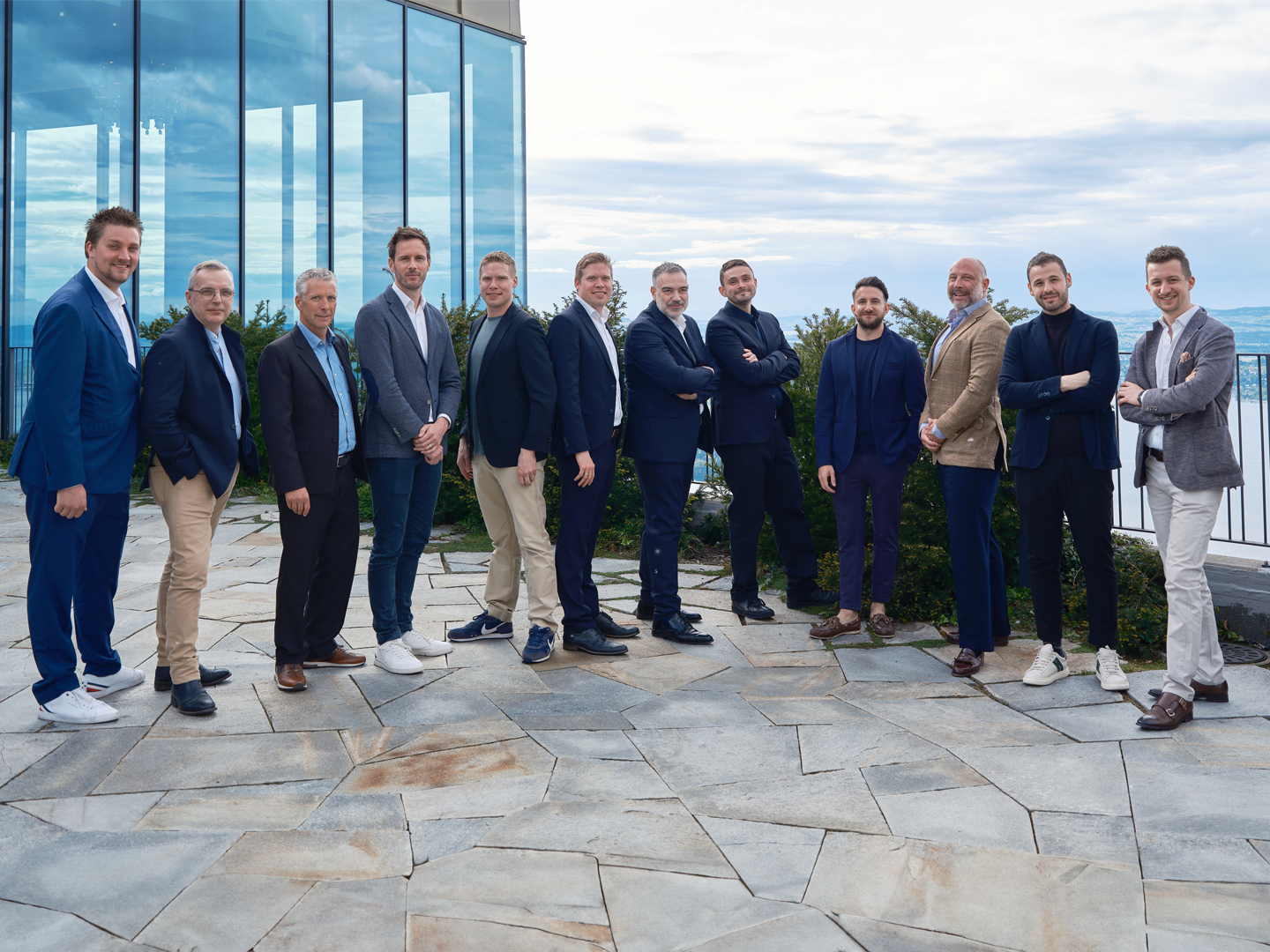 Die neuen Mitglieder der Grandes Tables Suisses (von links nach rechts): Philippe Deslarzes, Dietmar Sawyere, Martin Göschel, Markus Arnold, Dominik Sato, Fabio Toffolon, Marco Badalucci, Guy Ravet (Präsident der Grandes Tables Suisses), Marco Campanella, Marco Ortolani, Gerardo Metta, Ivan Baretti. (Nicht anwesend: Christian Aeby, Paolo Casanova)