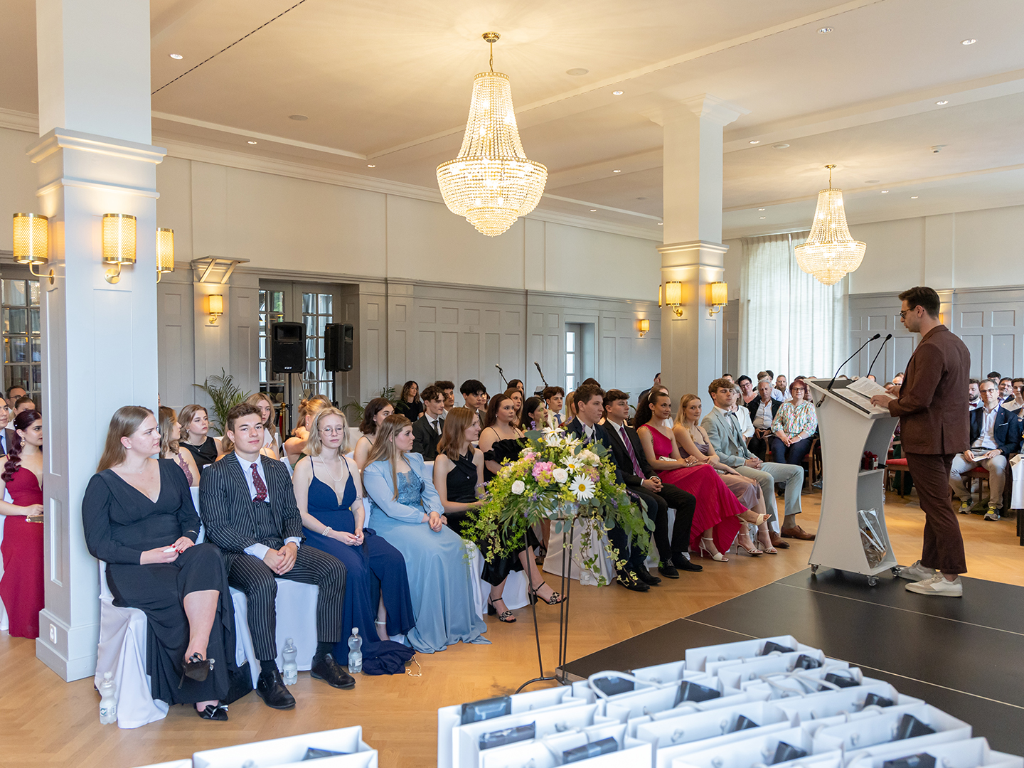 EHL Hotelfachschule Passugg feiert Erfolg: 37 neue Hotel-Kommunikationsfachleute zertifiziert