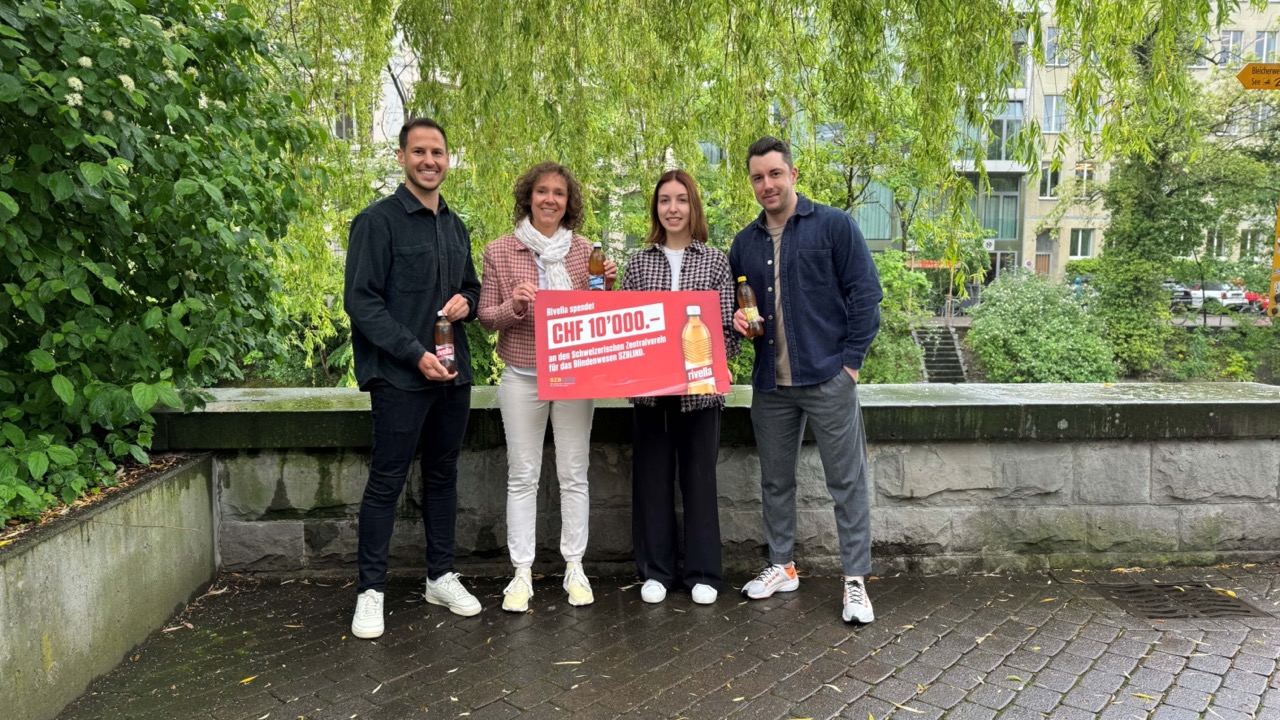Rivella übergibt Dr. Nina Hug, Co-Leiterin Marketing und Kommunikation, Mitglied der Geschäftsleitung von SZBLIND, den Check