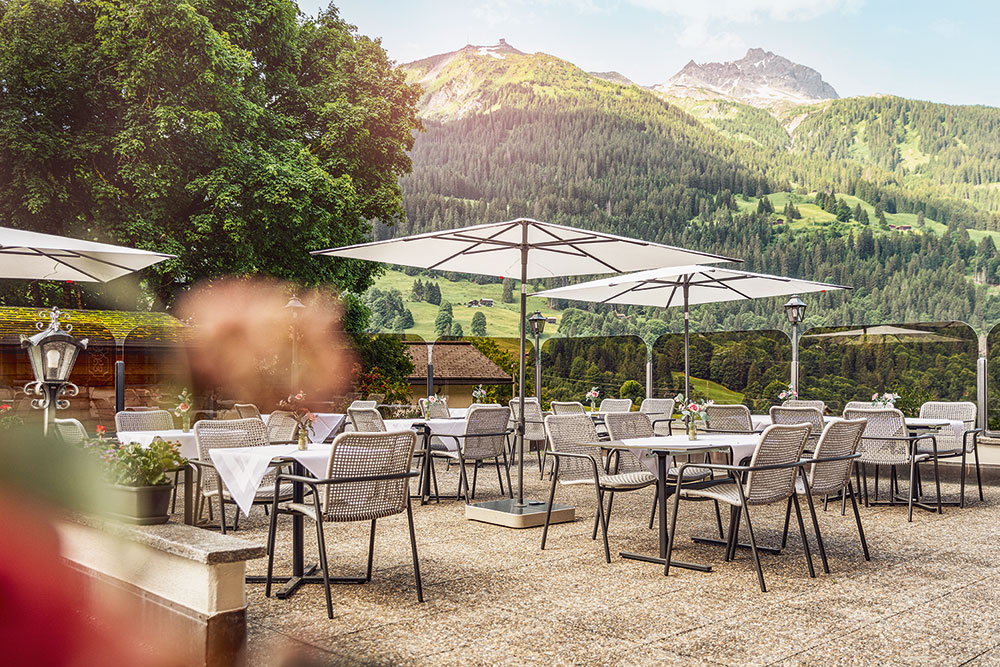 Die Terrasse des Sunstar Hotels in Klosters lädt zum Verweilen ein.