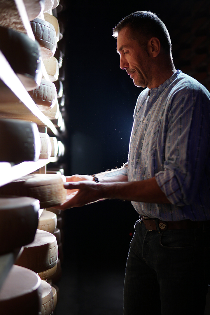 Der Maître Fromager William Wyssmüller besitzt über 25 Jahre Erfahrung als Käsemeister