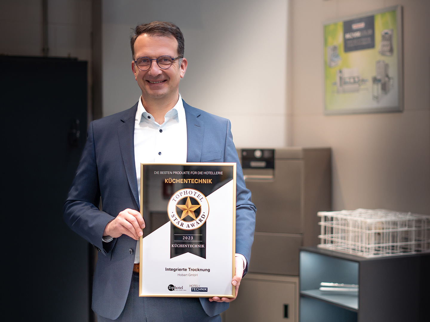 Manfred Kohler mit Tophotel Star Award 2023 in Gold Auszeichnung neben der FP mit integrierter TOP-DRY Trocknung