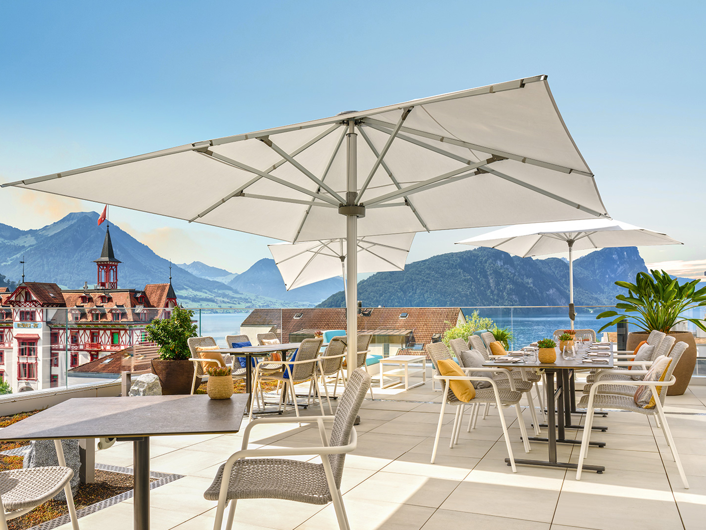 Das «Das Morgen Neuro» in Viznau setzt auf hochwertiges und wetterfestes Outdoormobiliar von Hunn Gartenmöbel. 