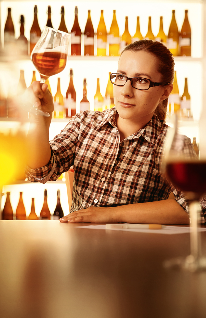 Braumeisterin degustiert