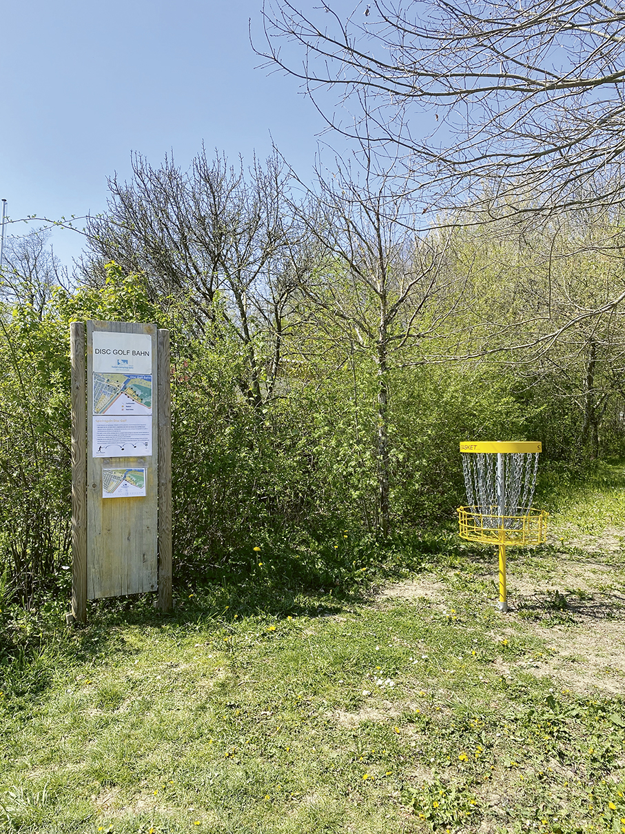 Parcours de disc golf du terrain de camping Sutz, installé par les propriétaires.