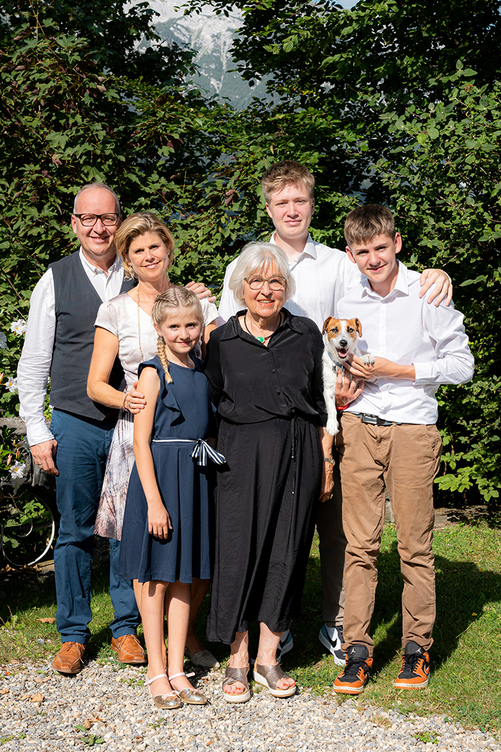 Das Ehepaar Schmidt mit seinen drei Kindern und Seniorchefin Therese Schmidt.