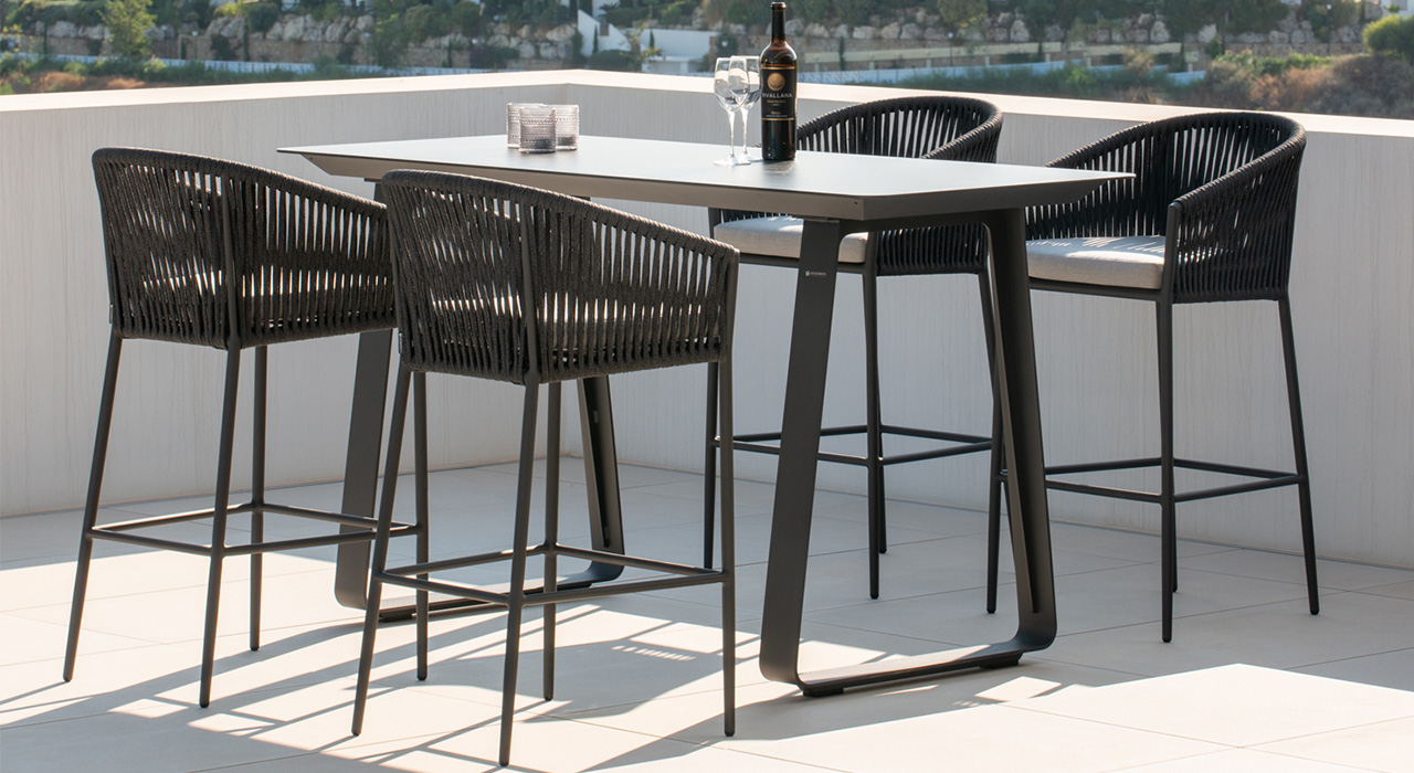 Mit Barmobiliar unterteilen Sie Ihren Aussenbereich in verschiedene Zonen und schaffen Ambiente