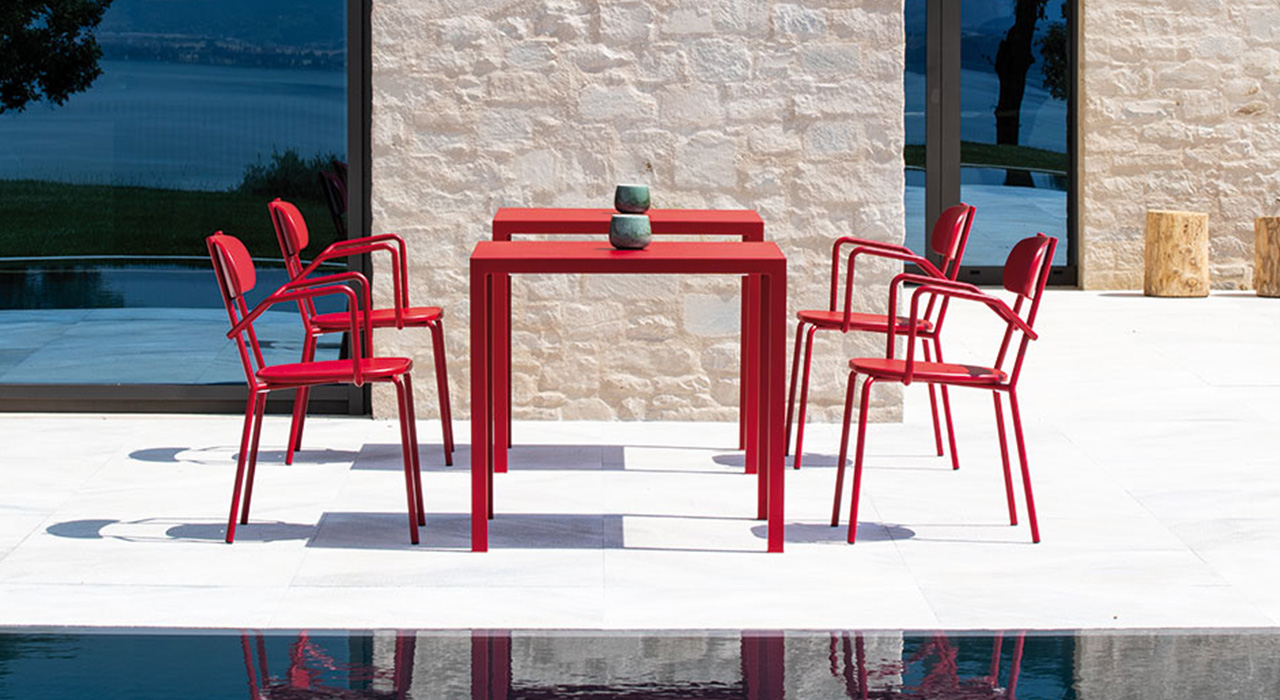 Der farbige und stapelbare Stahl Gartenstuhl CADIZ ist in acht Farben erhältlich.